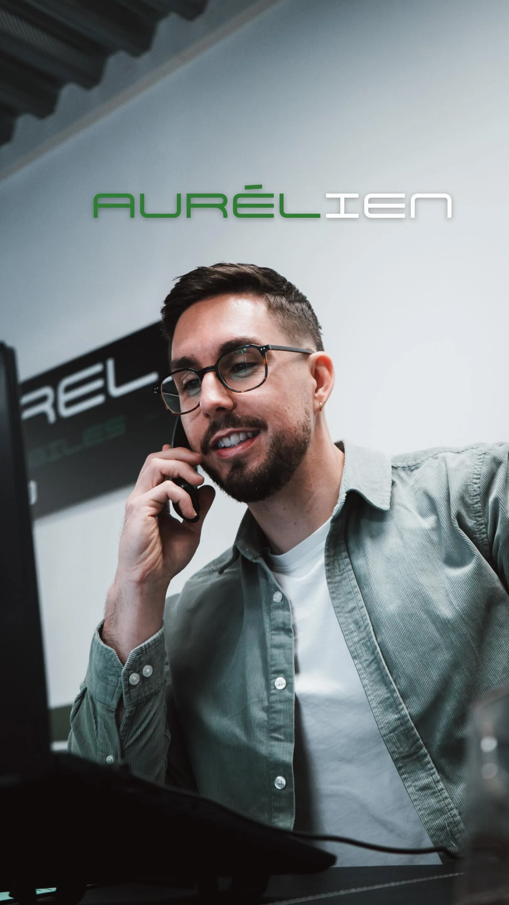 Aurélien, cofondateur de Florel Automobiles, au téléphone avec un client
