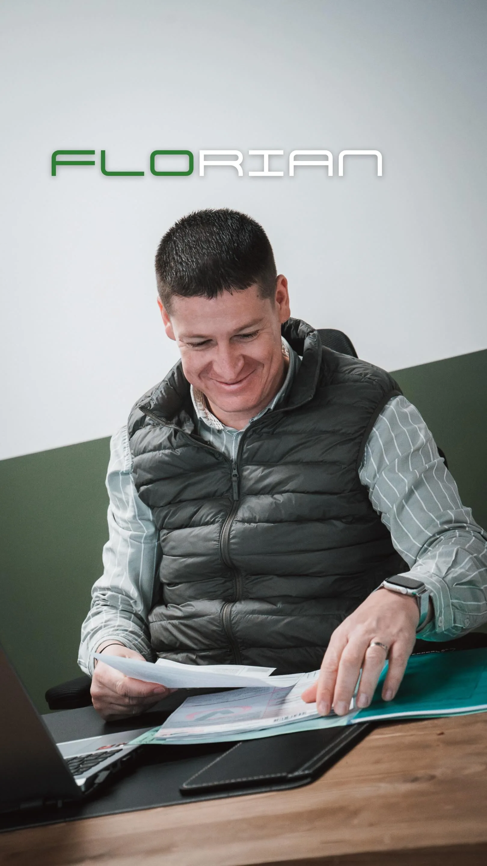 Florian, cofondateur de Florel Automobiles, souriant à son bureau