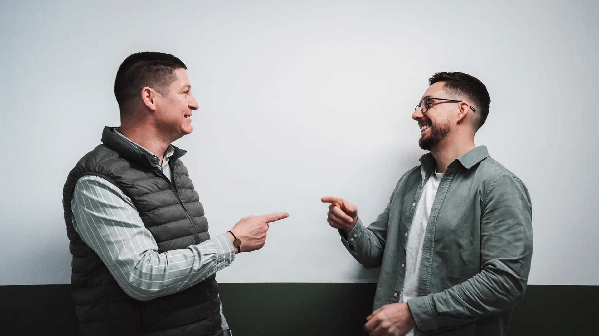 Florian et Aurélien, fondateurs de Florel Automobiles, en pleine discussion