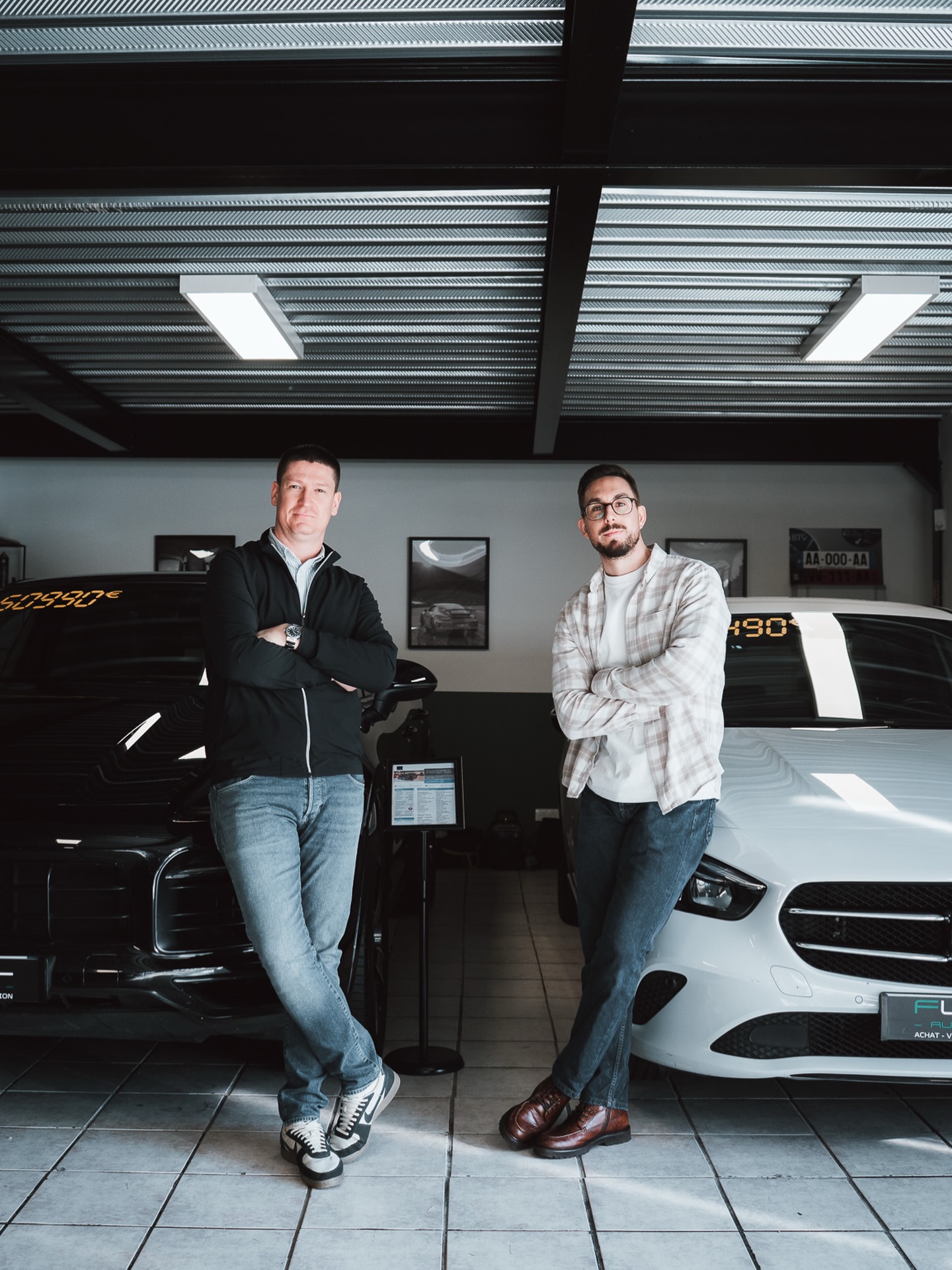Florian et Aurélien dans le garage Florel Automobiles