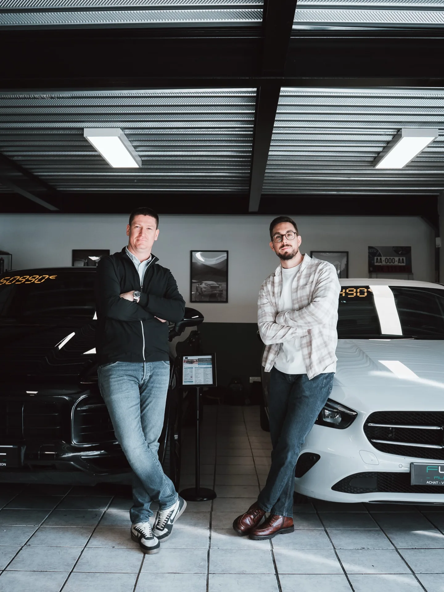 Florian et Aurélien dans le garage Florel Automobiles
